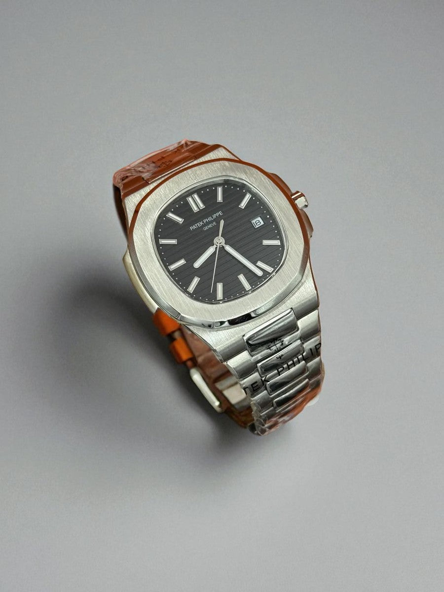 Patek Philippe Nautilus – Siyah Kadran, Paslanmaz Çelik Kasa ve Bilezik